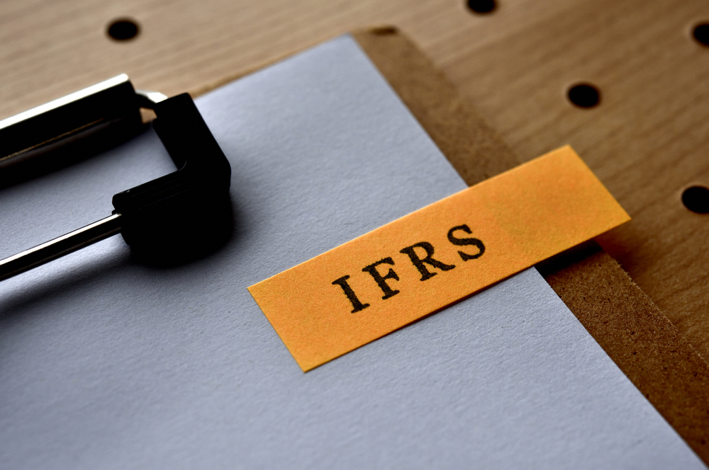 Clipboard with IFRS stickynote
